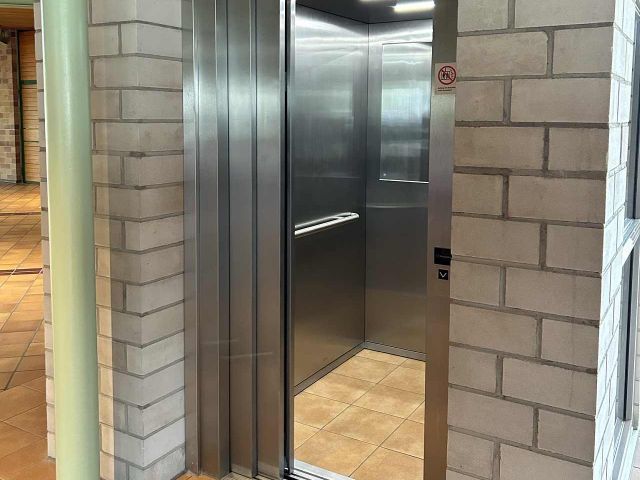 Neuer Aufzug in der Pestalozzihalle Graben-Neudorf.