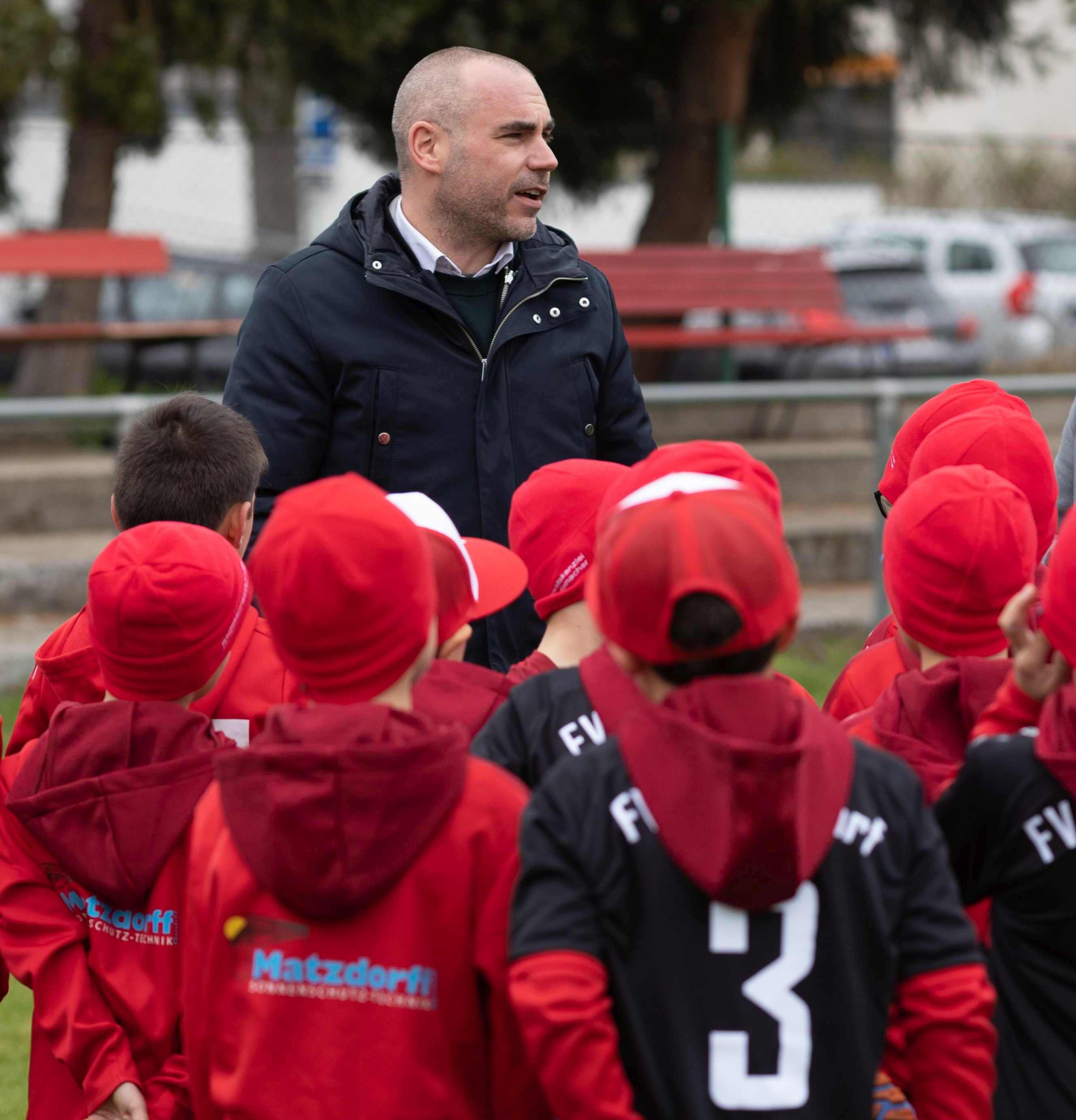 Bürgermeister Christian Eheim beim Training des Jugendfußballvereins Graben-Neudorf.