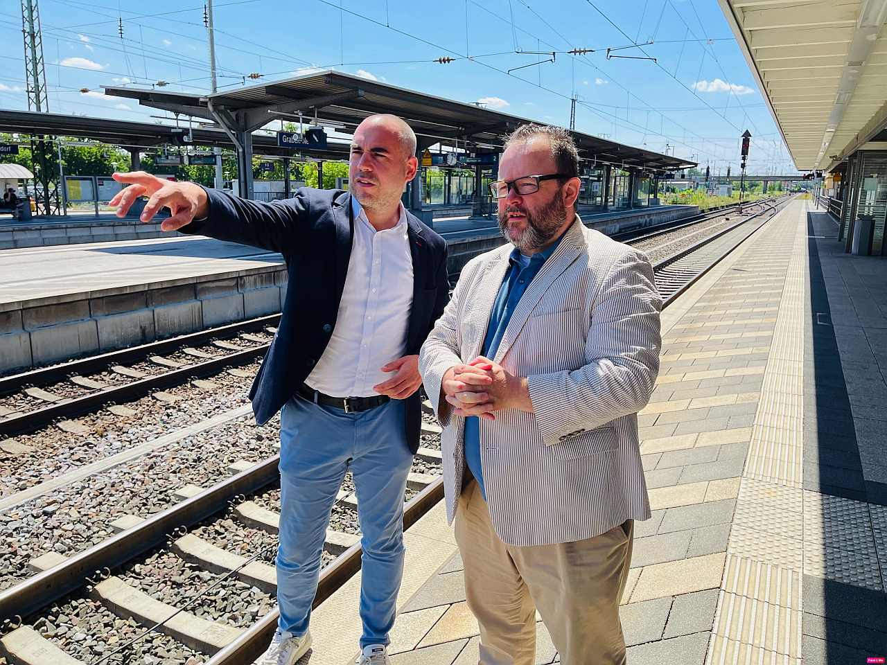 Bürgermeister Christian Eheim und Landtagsabgeordneter Christian Jung am Bahnhof Graben-Neudorf.