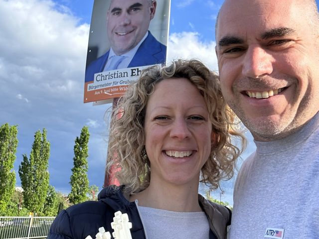 Anja Mangatter-Eheim und Christian Eheim beim Plakatieren für die Bürgermeisterwahl in Graben-Neudorf.